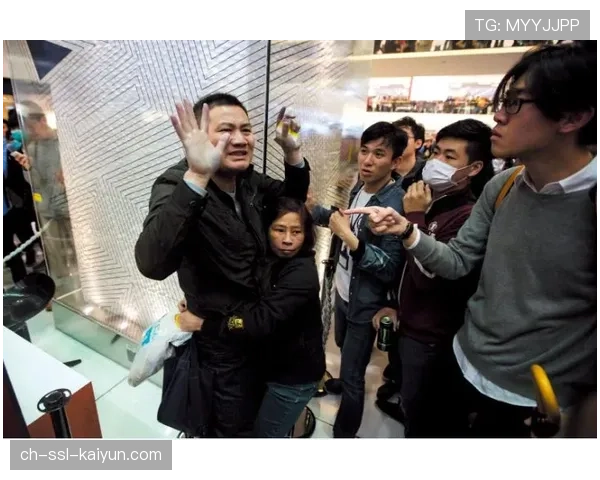 保加利亚男排联赛德比战因观众投掷杂物中断十分钟 保加利亚男排联赛德比战因观众投掷杂物中断十分钟